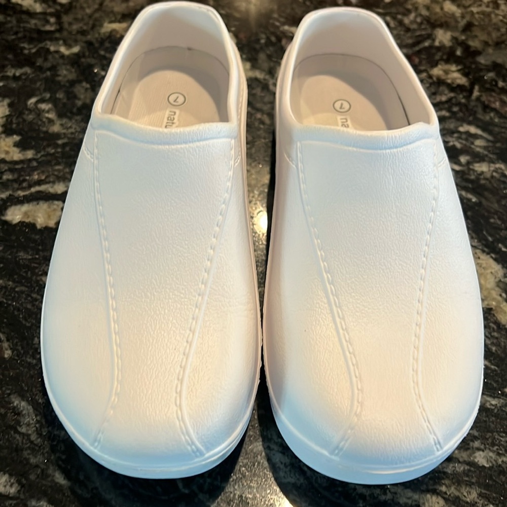 Natural uniforms Sz 7 white Mule